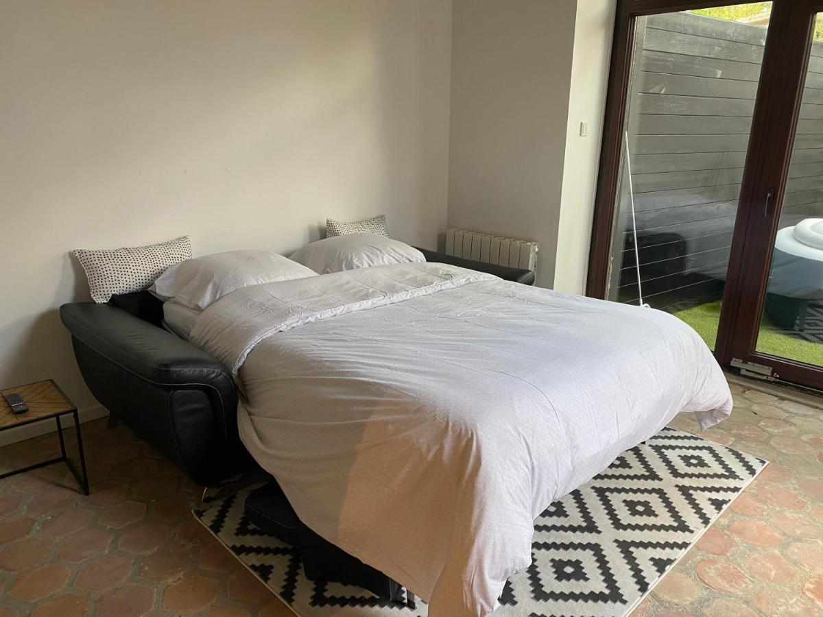 Studio Duplex Avec Spa Et Cour Privee Bonnelles Exterior foto